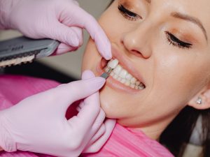 ¿Se pueden poner carillas si faltan dientes?