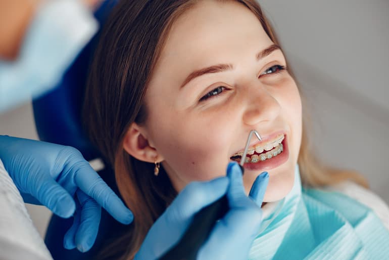 como corregir un diente torcido tratamientos ortodoncia