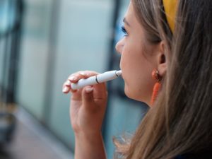 El impacto del vaper en la salud oral: riesgos, síntomas y consejos