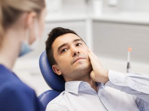 Qué hacer si se tiene un implante dental infectado