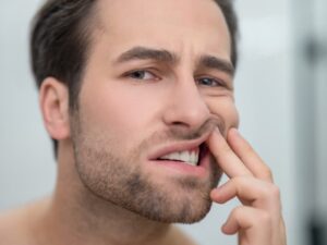 Qué es la periodontitis y cómo se cura